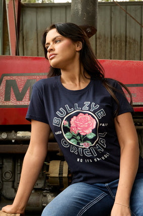 BULLZYE WOMEN'S ROSE SS TEE - NAVY