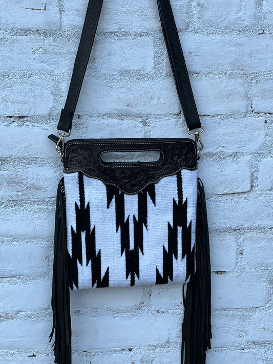 The Design Edge B&W Saddle Blanket Sling Bag – (TSB04C)